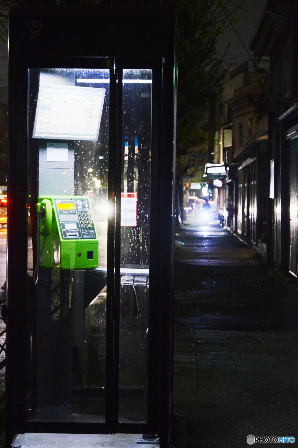 雨の電話ボックス
