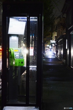 雨の電話ボックス