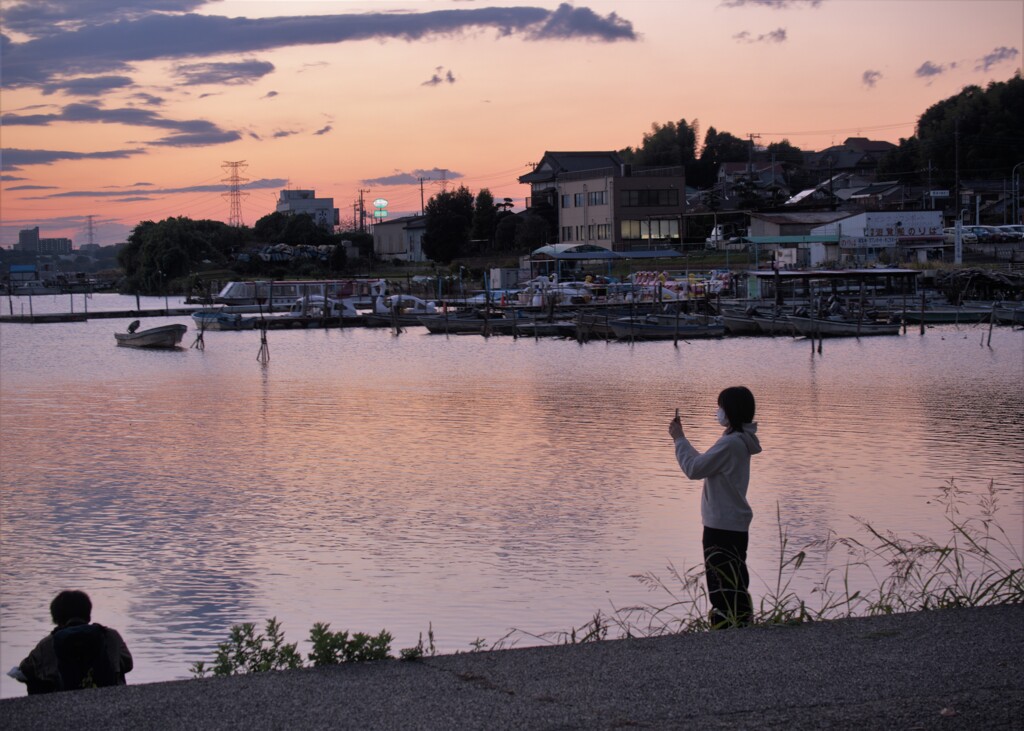 夕暮れの水辺