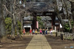 手をつないで整列