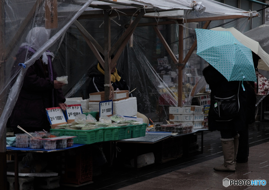 雨の朝市