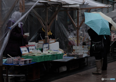 雨の朝市