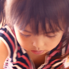 下を見つめる少女