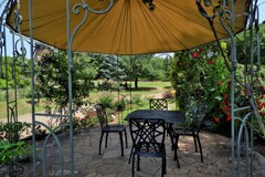 テーブル席とパラソル