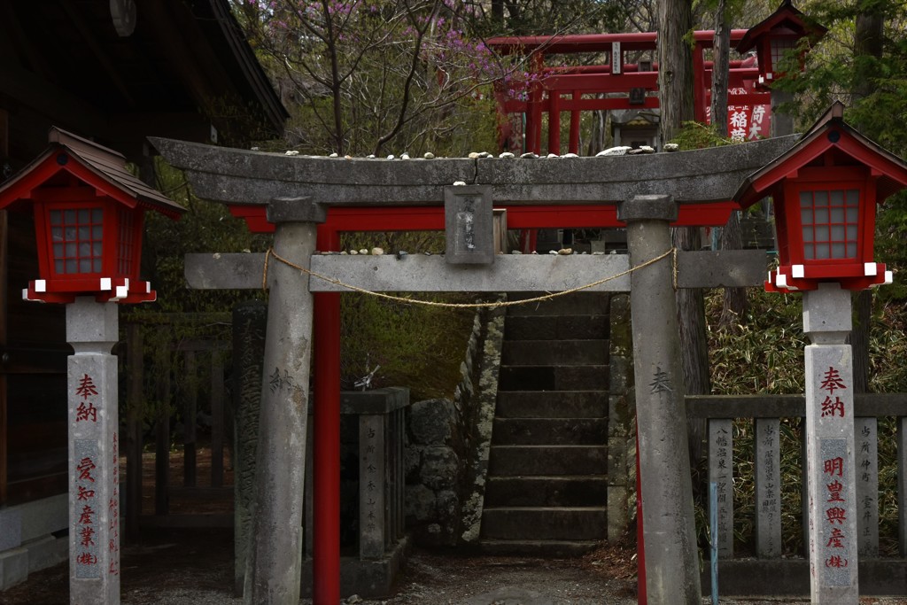 鳥居上の願い石