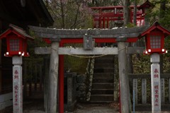 鳥居上の願い石