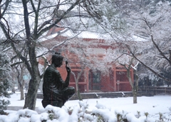 雪の中の菩薩と仁王門