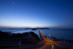 橋を彩る光の軌跡