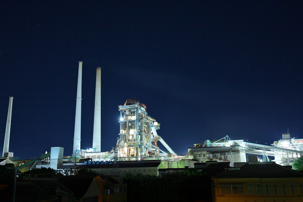 夜のセメント工場