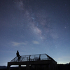 梅雨の中休みに星を見つめる