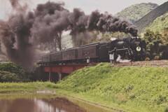 山間の渓谷を走る蒸気機関車