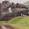 山間の渓谷を走る蒸気機関車