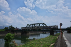 緑の橋を渡り目的地へ