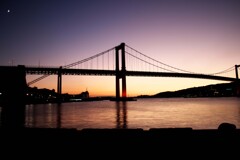 夕暮れに染まる空と美しいつり橋