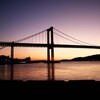 夕暮れに染まる空と美しいつり橋