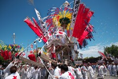 躍動の祭り空へ舞う ― 日本の祭りの熱狂