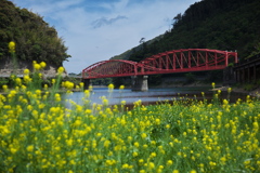 春風が渡る赤い橋