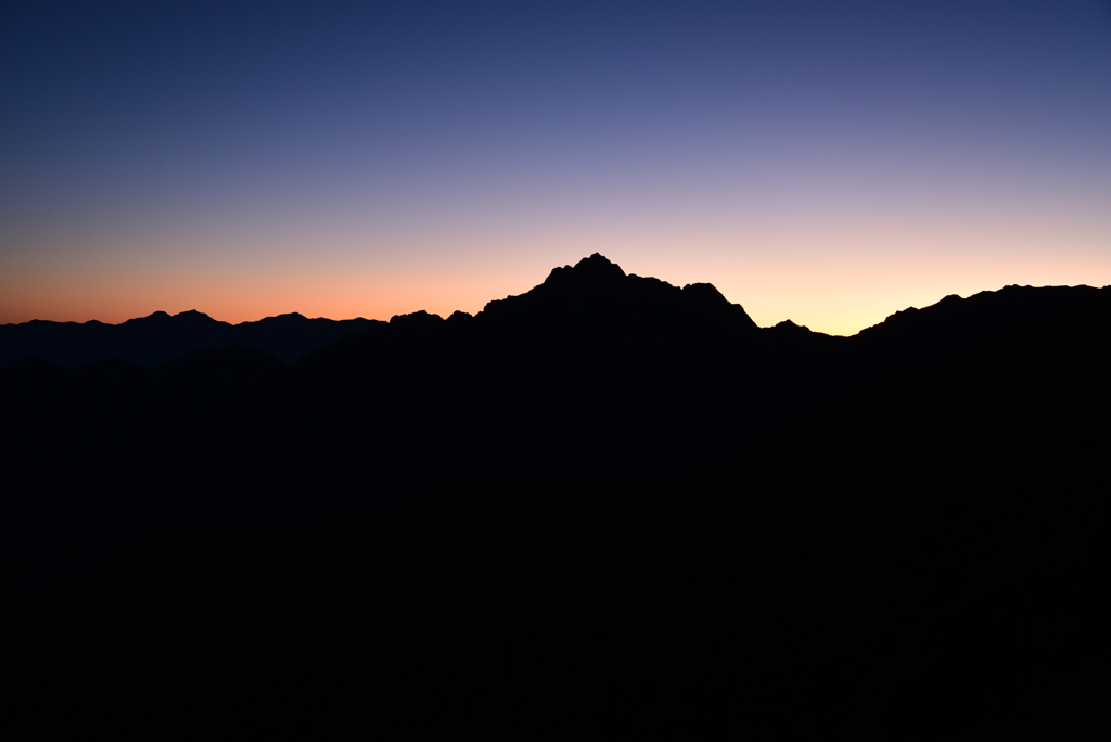 大日岳の山頂から剱岳のシルエット