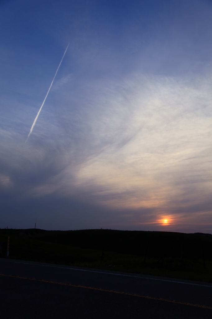 夕陽と飛行機雲