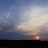夕陽と飛行機雲