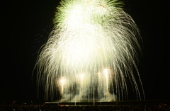 焼津海上花火大会　グリーンの光