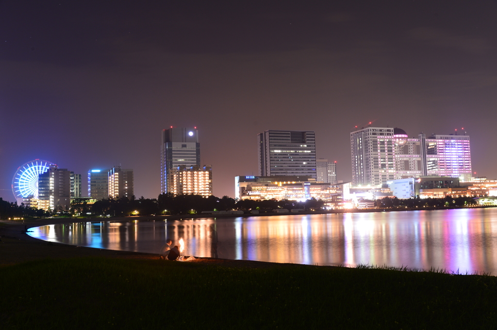 夏の夜の水辺