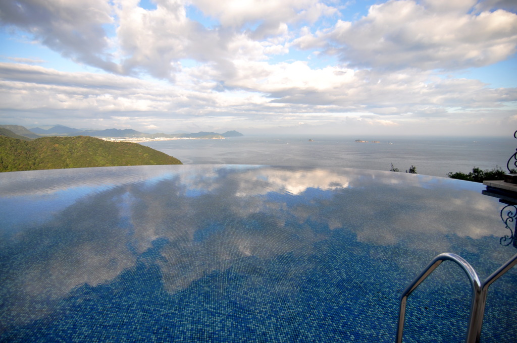 海につながるプール