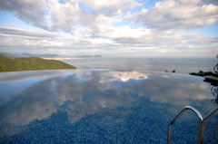 海につながるプール