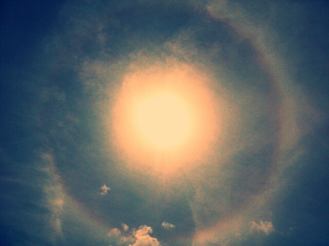 太陽のまわりに虹が出来るやつ