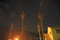 電線で隠された夜空