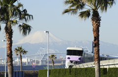 富士山とゲートブリッチとディズニーリゾートライン