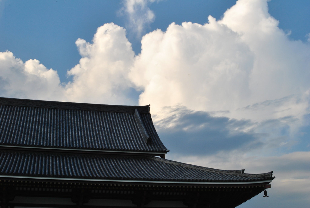 神社と雲