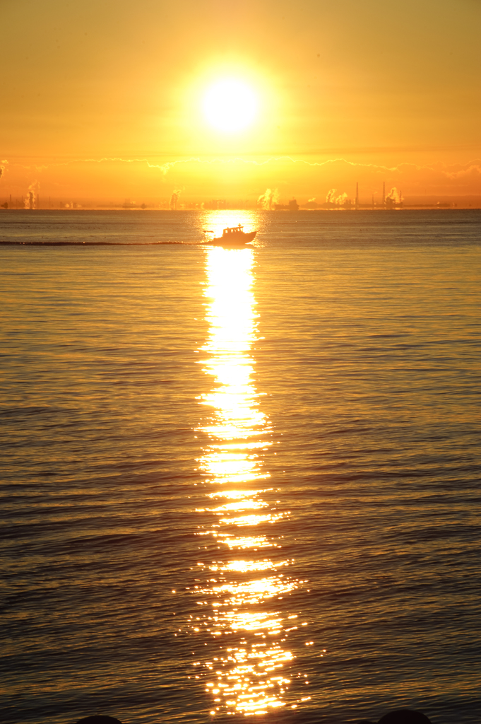 太陽と漁船
