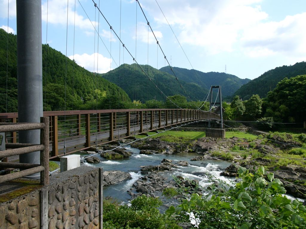 橋のむこうは？