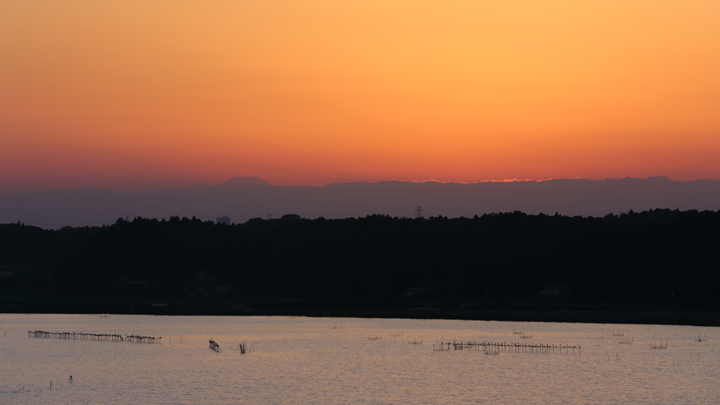 印旛沼・夕景　- あたまを雲の上に出し -