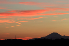 印旛沼・夕景　- 茜雲と飛行機雲 -