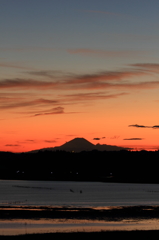 印旛沼・夕景　- 秋富士のシルエット -