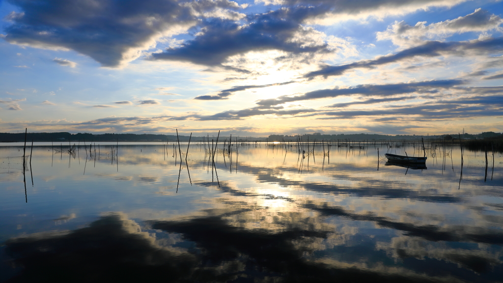 印旛沼・朝景　- 流雲の朝空と水面 -