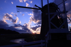 印旛沼・風車　- 沈む夕陽を見送って -