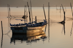 印旛沼・朝景　- 朝日のあたる舟 -