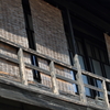 街の情景　- すだれのある二階窓 -