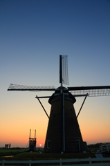 印旛沼・風車　- 大暑の夕陽 -