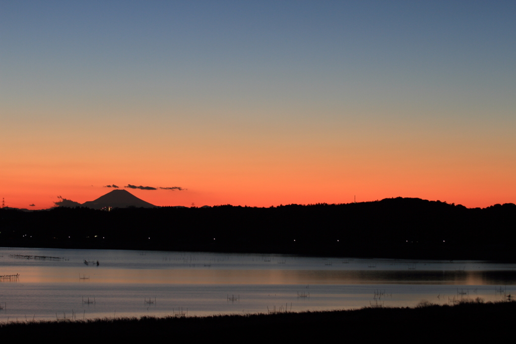 印旛沼・夕景　- マジックアワーの富士 -