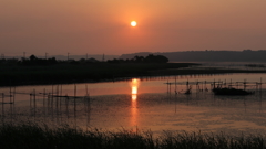 印旛沼・朝景　- 梅雨時の朝陽 -