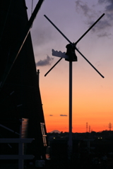 印旛沼・風車　- 静かなシルエット姿の競演 -