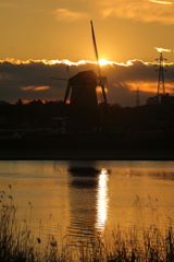印旛沼・風車　- 水面の競演 -