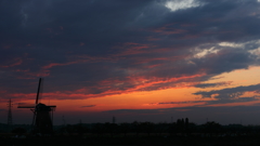 印旛沼・風車　- 染まる暗雲 -