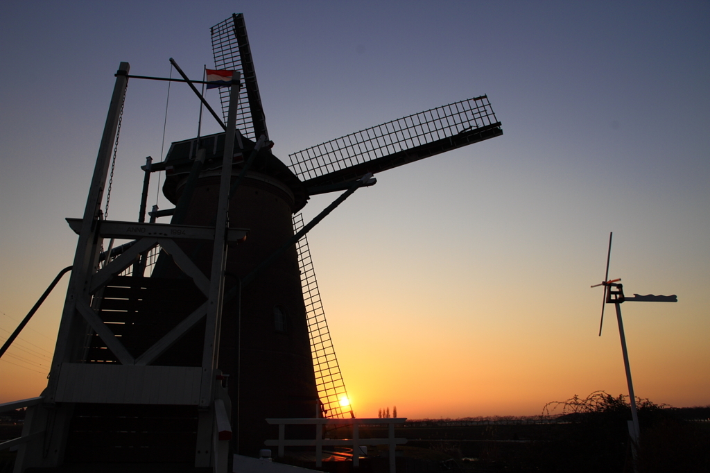 印旛沼・風車　- 夕陽を見送る -