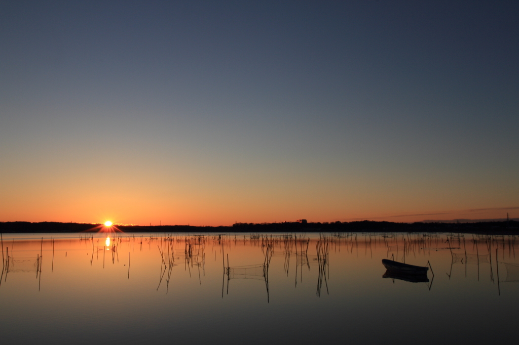 印旛沼・朝景　- 早春の昇陽 -