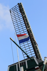 印旛沼・風車　- たなびく水平三色旗 -